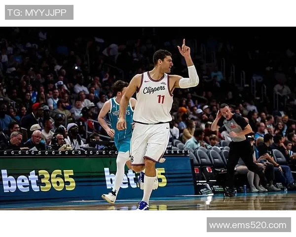 布鲁克洛佩斯:从NBA巨星到篮球战术的创新者与领军人物 布鲁克洛佩斯:从NBA巨星到篮球战术的创新者与领军人物