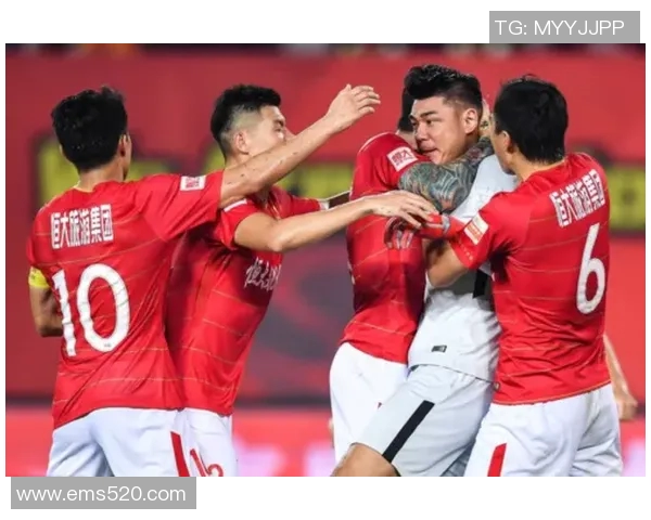 恒大队与上港队激战正酣谁将赢得中超巅峰对决的荣耀与未来