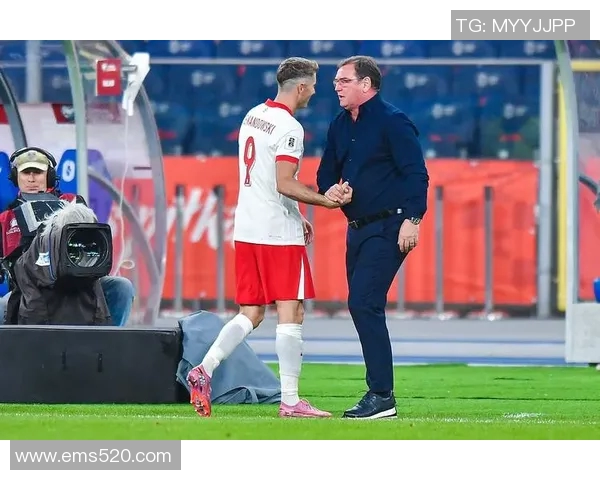 莱万回归对手阵营引发拜仁球迷愤怒指责其忘恩负义